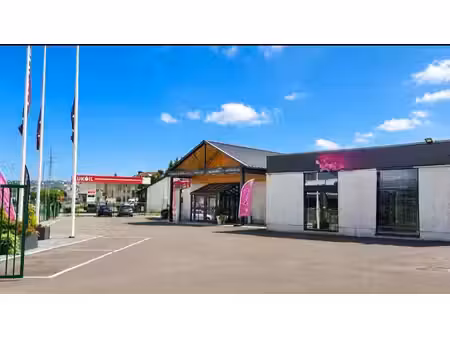 ensemble commercial premium de 1246 m2 bâtis