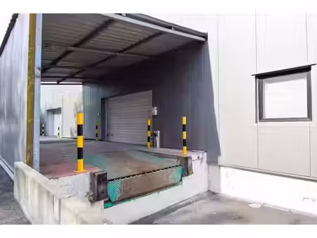 à louer : unité pme 512 m² avec bureau et quai – kruibeke