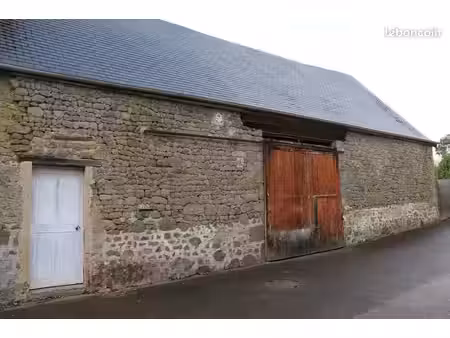 terrain constructible avec bâtiment en pierres