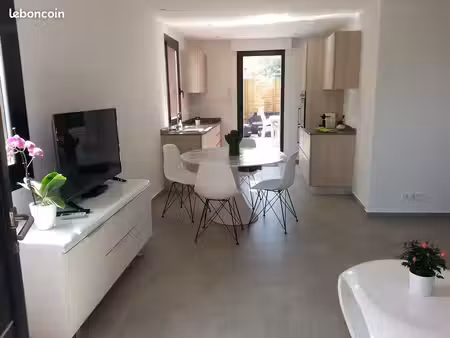 appartement t3 indépendant avec grande terrasse  cour privative avec 2/3 places de station