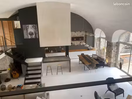 loft à louer : 6 pièces 196m2 dont 220m2 habitable