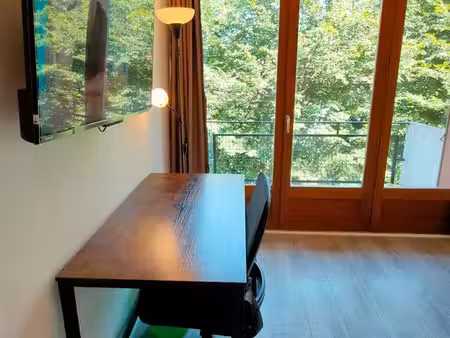 une piece dans un appartement 85m²