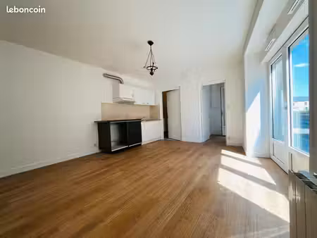 t2 de 40 m² | entièrement rénové | situé en plein cœur du centre-bourg de bouvron
