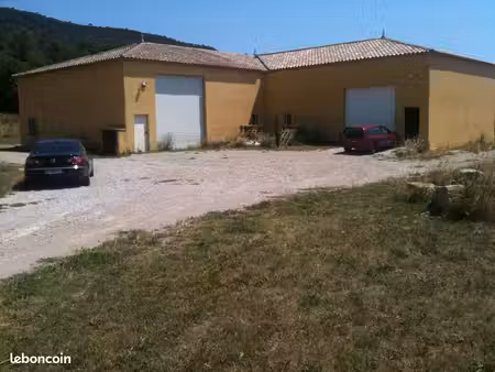 particulier loue local à usage d'entrepôt avec mezzanine et bureau climatisé
