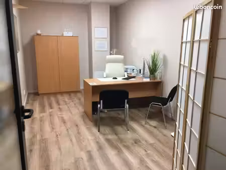 local 20 m² + sanitaires + salle d'attente