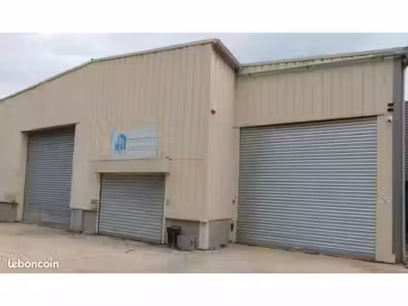 entrepot avec porte grande hauteur