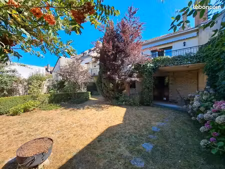 maison familiale avec jardin  double garage et fort potentiel – quartier recherché et calm