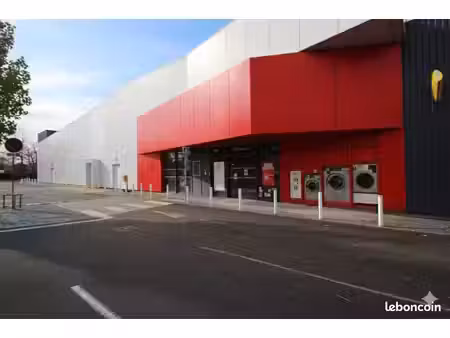 local 1768 m² idron
