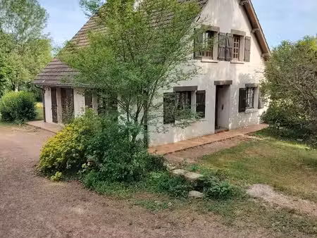 maison individuelle de 8 pièces  150 m2  terrain arboré  220000 euros