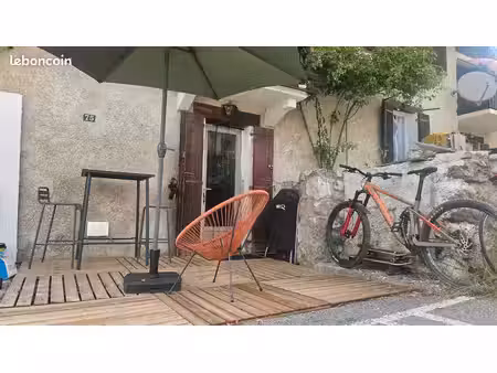 t2 rénové de 34 m² avec terrasse et place de parking – la balme-de-sillingy