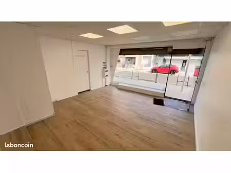 local professionnel 23 m² avec vitrine — idéal tertiaire ou libéral
