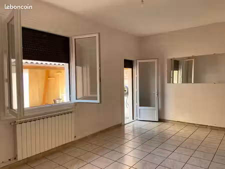 maison d'habitation avec cour