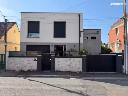 maison moderne avec jardin 240 mètres carrés