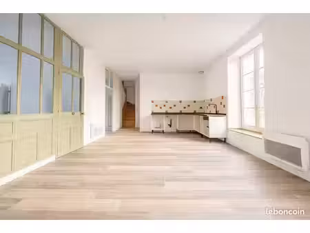 a louer grand duplex rénové – 4 chambres – centre-ville fontenay-le-comte – dpe b – 1 250