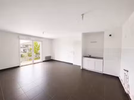 appartement t3 avec balcon et parking artigues-près-bordea