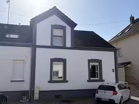 charmante maison mitoyenne prête à habiter.