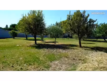 terrain à bâtir de 900 m² à saint-saturnin-les-avignon (84)