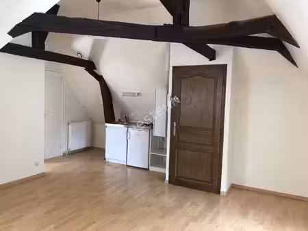 a louer en centre ville de la flèche  appartement de 30 m² environ