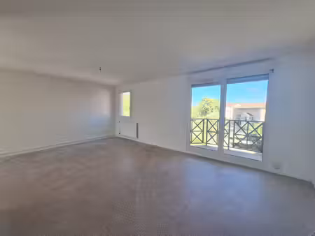 appartement t4 rénové avec garage à louer 2ème étage sans as