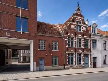 te koop  opbrengsteigendom met 3 appartementen en handels...