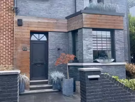 très belle maison 3 façades idéalement située