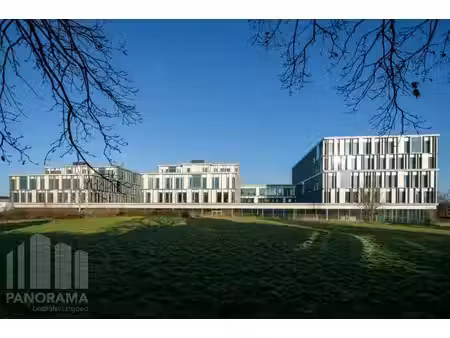 1.383 m² de bureaux nouvellement construits à 250 m ( !!)...