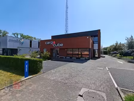 uitzonderlijk commercieel gebouw met ruime parking in kle...