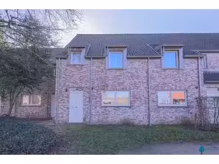 maison neuve avec jardin et place de stationnement