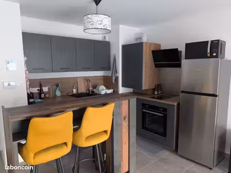 t2 meublé 52m2 centre-ville avec garage fermé et balcon
