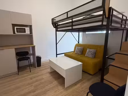 chambre meuble avec coin repas