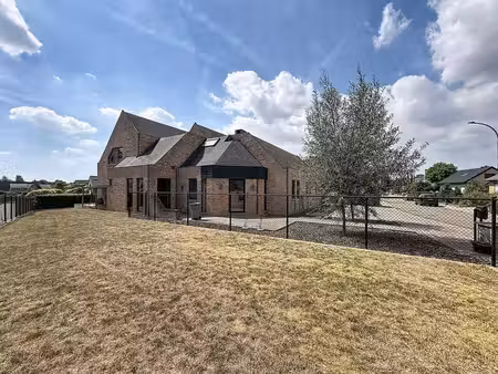 huis met praktijkruimte  4 slpks  2 bdks  10a 34ca