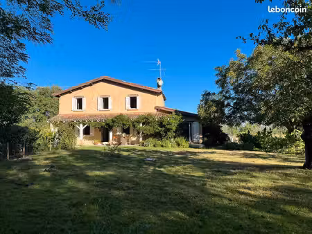 bâtisse rénovée de 156m² composée de 7 pièces