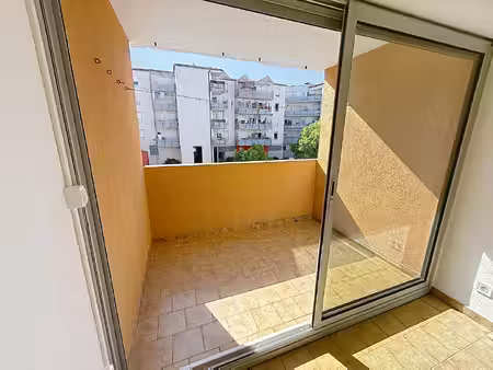 sete apt t2 avec terrasse 32 m2 parking a louer