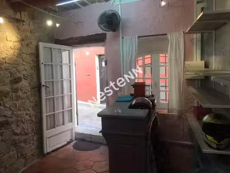 local commercial à louer au coeur du village du castellet - 10 m²