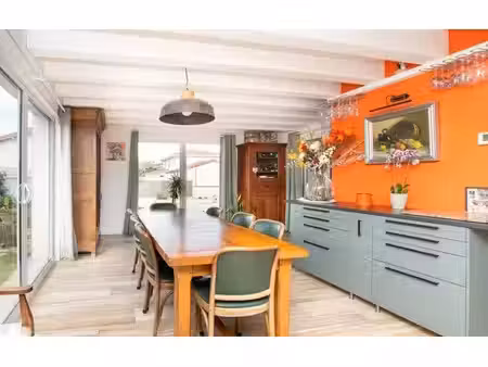 maison moderne récente avec piscine