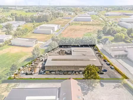 bâtiment professionnel à vendre sur une vaste parcelle