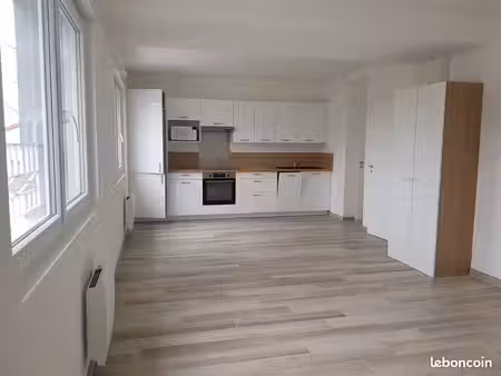 loue appartement 50m2 proche bourg