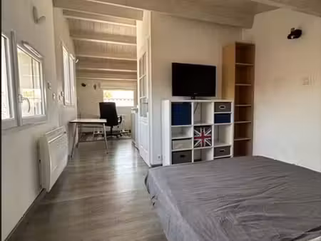 a la jarne à 10 km de la rochelle  chambre 15m2 très claire et calme   avec kitchenette  l