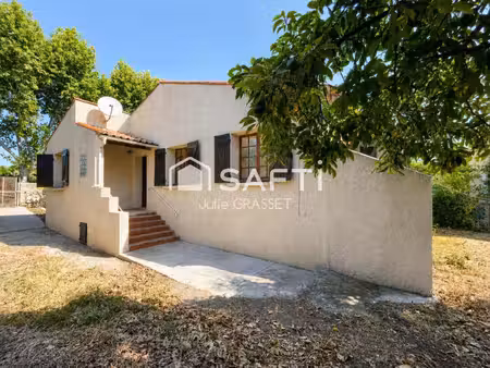 maison de plain pied sur un grand terrain dans un environnement calme
