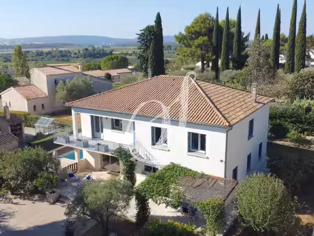 villa de type 8  sept chambres avec jardin & piscine sur sai