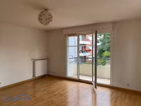 3 pièces 60 m2 2 balcons parking proche métro pointe du lac