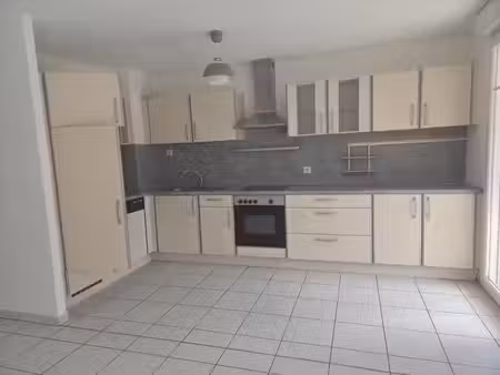 dans résidence recente au calme