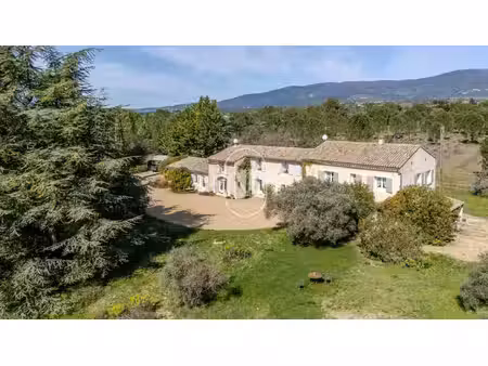 mas du 18e entièrement rénové  avec grand terrain et piscine  à vendre à cucuron