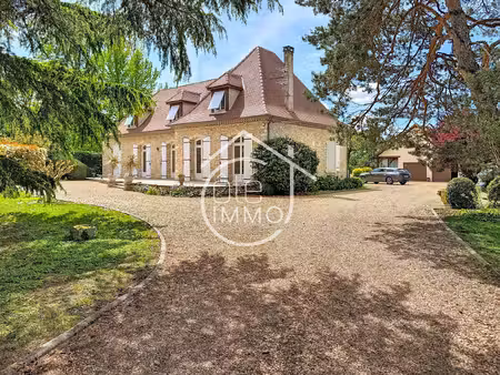 bergerac : maison familiale de 204m² au cœur d'un parc arboré avec étang clos