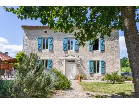 propriété de campagne en pierre avec piscine et grange