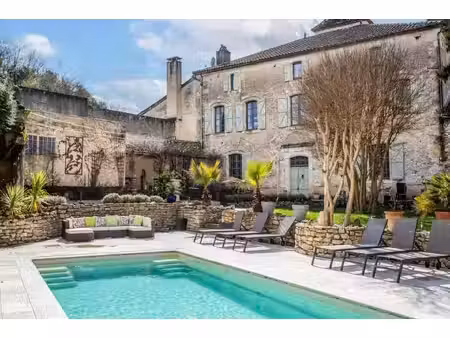 propriété de village avec annexes  jardin et piscine