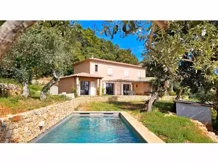 claviers   var . villa contemporaine avec vue dégagée  piscine et terrain de 5800 m²