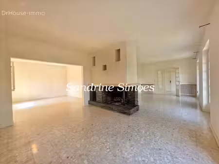 maison de 207 m2- 8 pièces sur un terrain de 932 m2