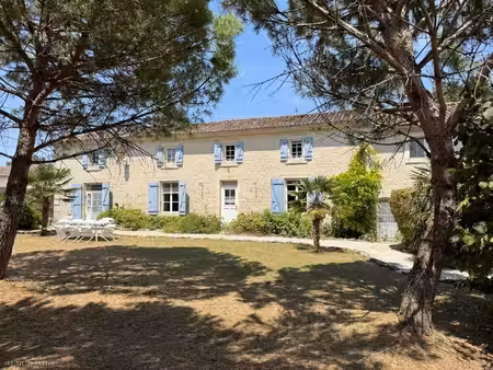 magnifique maison avec piscine intérieur et studio