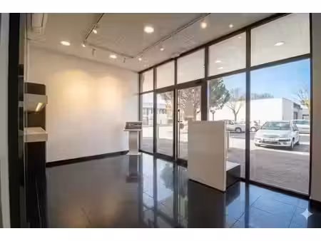 location local commercial 89m2 idron 64320 - 1550 € - surface privée